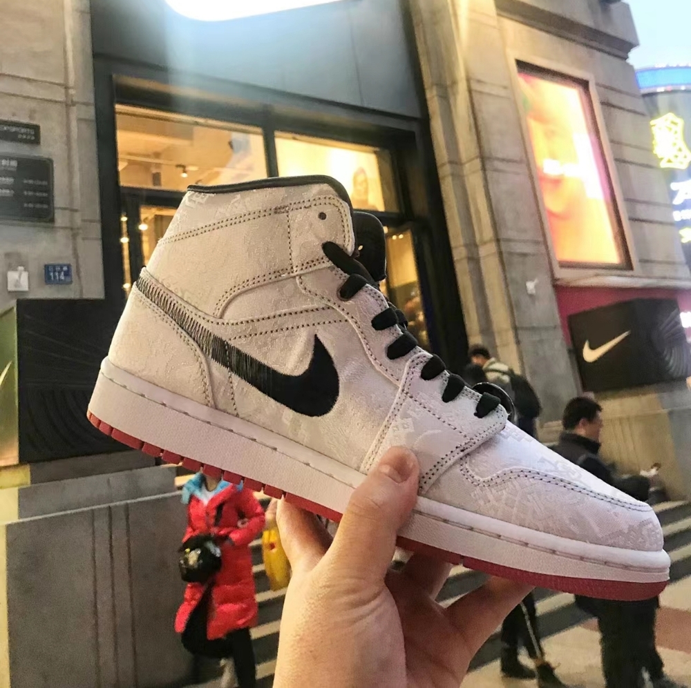 Jordan 1 Mid white silk color scheme - Picture 1 of 4